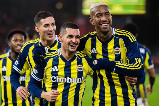 Talisca of Fenerbahce celebrates