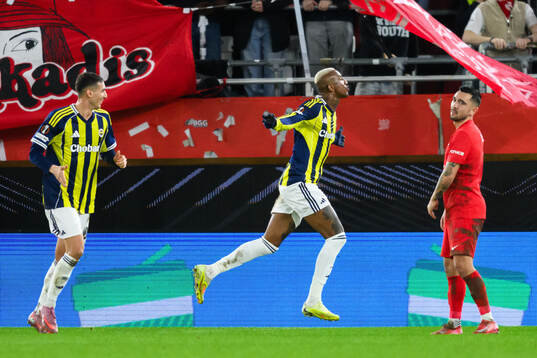 Talisca of Fenerbahce celebrates