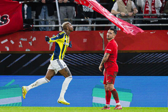 Talisca of Fenerbahce celebrates