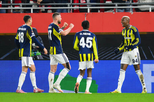 Talisca of Fenerbahce celebrates