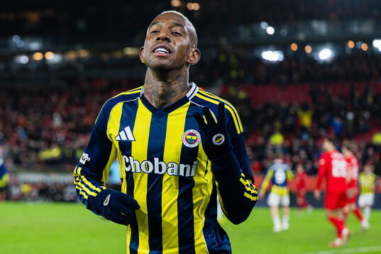 Talisca of Fenerbahce celebrates