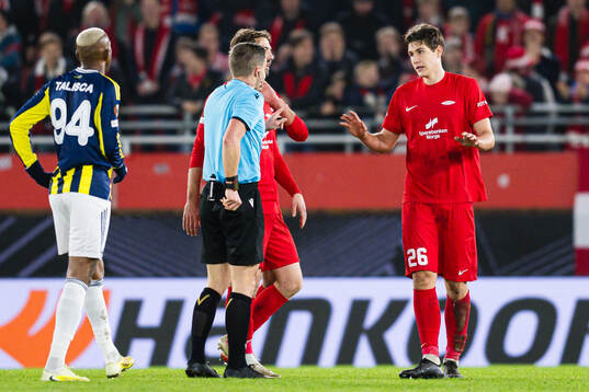 Willy Delajod, referee, and Eivind Helland of Brann