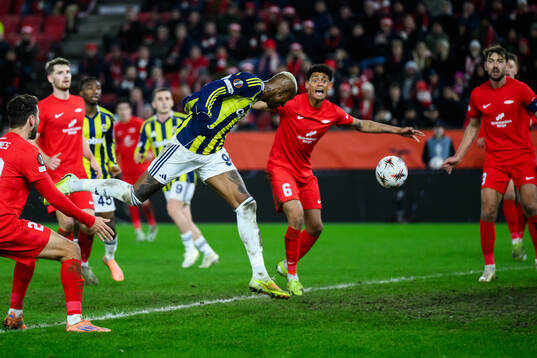 Talisca of Fenerbahce scores the 0-4 goal
