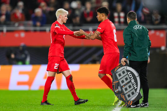 Thore Pedersen changes with Japhet Sery Larsen of Brann
