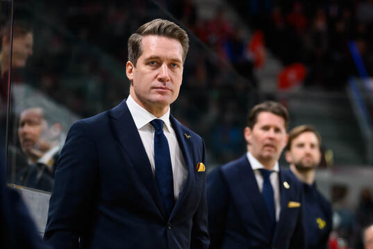 Head coach Sam Hallam of Swedenin the ice hockey game