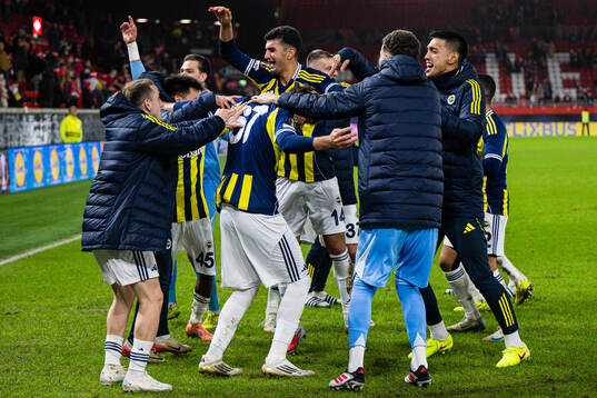 Players of Fenerbache celebrates