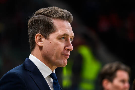 Head coach Sam Hallam of Sweden in the ice hockey game