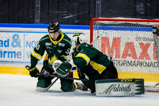 Östersunds Oskar Wahlberg och målvakt Carl Lidö