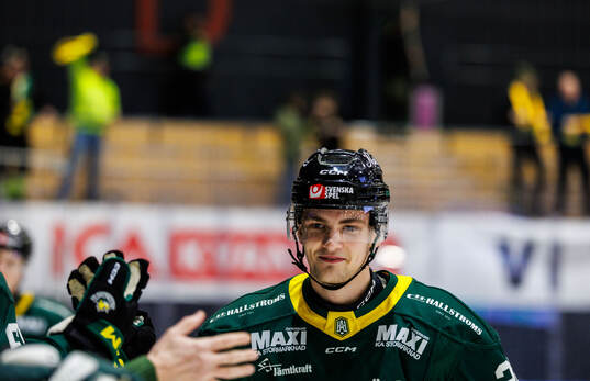 Östersunds Dennis Värmhed jublar