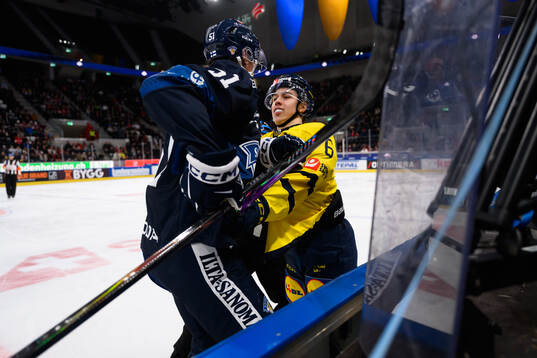 Markus Nurmi of Finland and Isac Hedqvist of Sweden in the
