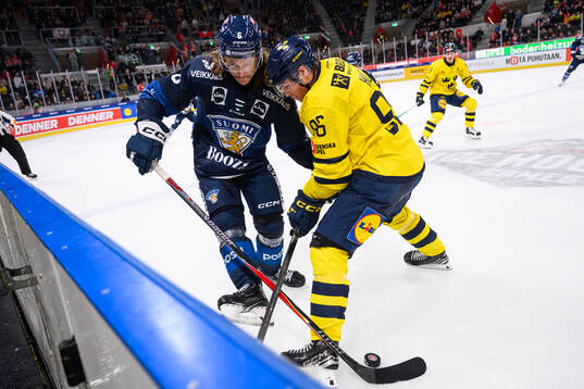 Bläddra bland fler bilder av Ice Hockey, Swiss Hockey Games, Finland - Sweden