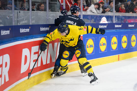 Jere Innala of Finland and Isac Hedqvist of Sweden in the