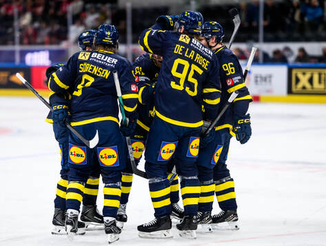Marcus Sörensen of Sweden celebrates with teammates