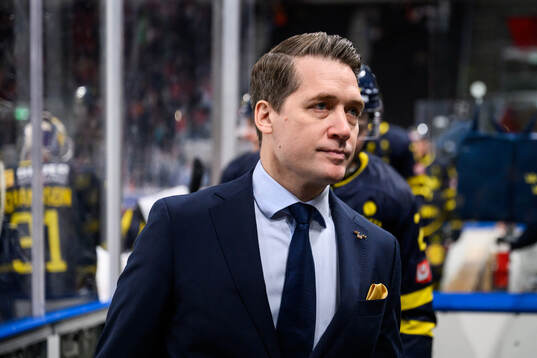 Head coach Sam Hallam of Sweden in the ice hockey game