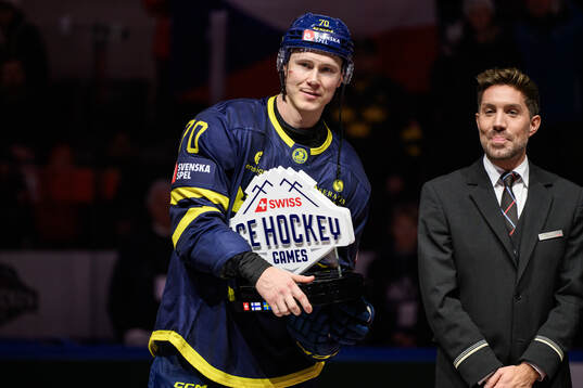 Dennis Rasmussen of Sweden with the trophy