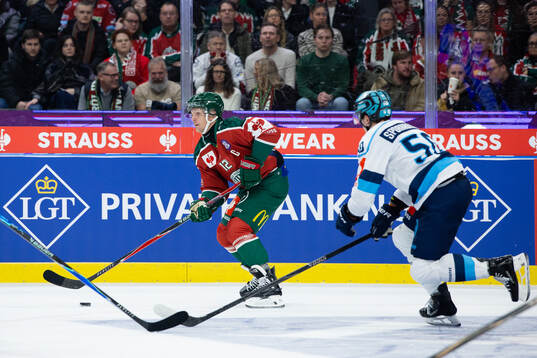 Max Friberg of Frölunda and Peter Spornberger of Ingolstadt