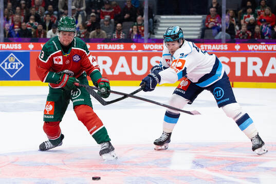 Linus Weissbach of Frölunda and Chris Jandric of Ingolstadt