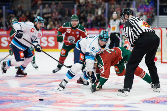 Myles Powell of Ingolstadt and Nicklas Lasu of Frölunda
