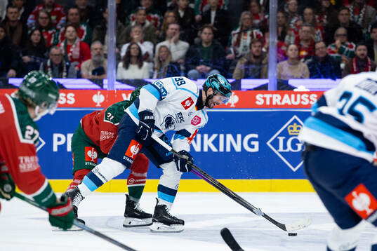 Jere Innala of Frölunda and Austen Keating of Ingolstadt