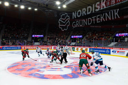 Nicklas Lasu of Frölunda and Daniel Pietta in a few off