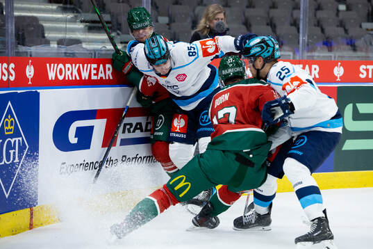 Nicklas Lasu and Isac Born of Frölunda against Luca Hauf