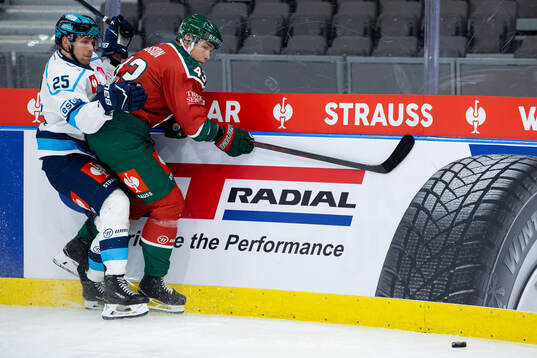 Leon Huttl of Ingolstadt and Tom Nilsson of Frölunda