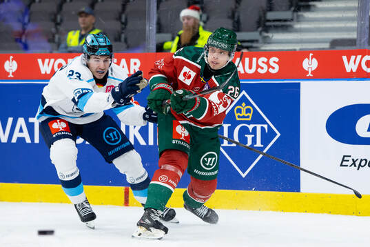 Jakon Smallwood of Ingolstadt and Isac Heens of Frölunda