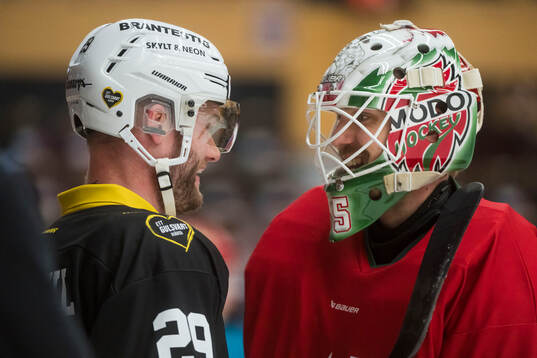 Västerås Kim Rosdahl och Modos målvakt Adam Werner