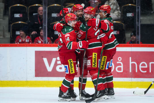 Modos David Rundblad jublar med lagkamrater