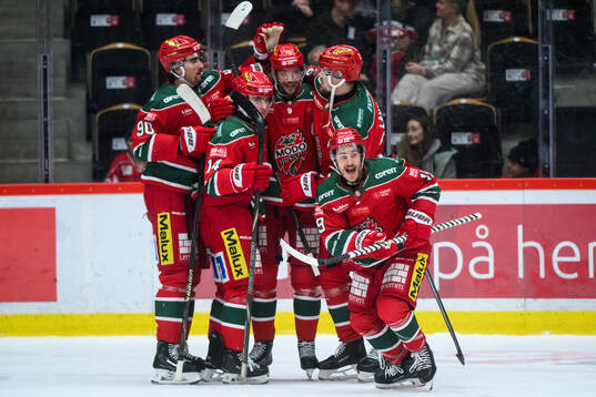 Modos David Rundblad jublar med lagkamrater