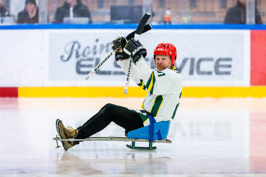 Östesundsrevyn Patrik Zackrisson på en kälke