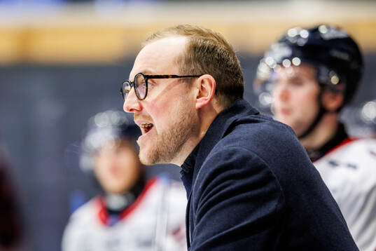 Oskarshamns huvudtränare Jeff Jakobs reagerar