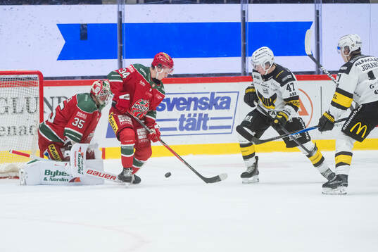 Modos målvakt Adam Werner och Hugo Hallin mot Västerås