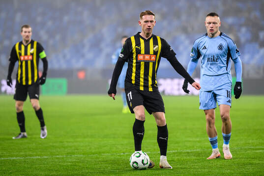Julius Lindberg of Häcken and Nino Marcelli of Slovan
