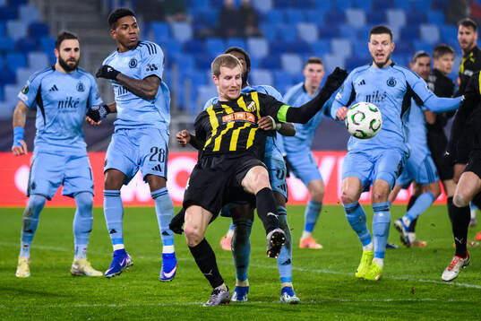 Simon Gustafson of Häcken and Sandro Cruz of Slovan