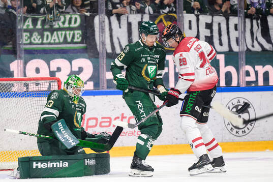 Färjestads målvakt Emil Larmi och Adam Ollas Mattsson
