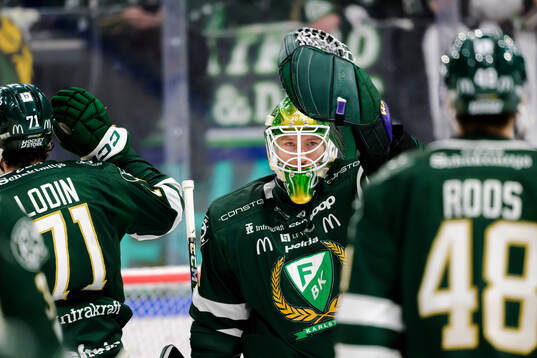 Färjestads målvakt Emil Larmi jublar