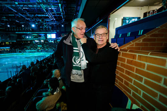 Lennart Lundh och Håkan Loob på läktaren