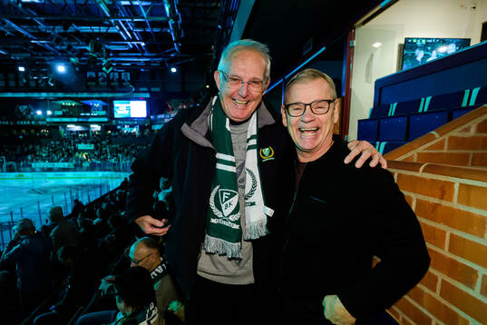 Lennart Lundh och Håkan Loob på läktaren