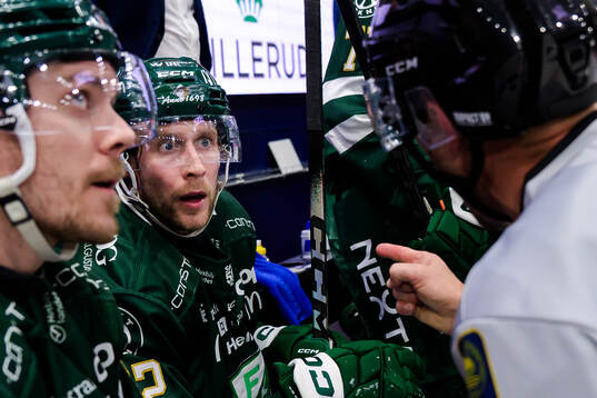 Färjestads Per Åslund i samtal med domare Andreas