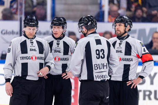 linjedomare Rickard Nilsson, domare Mikael Holm och domare