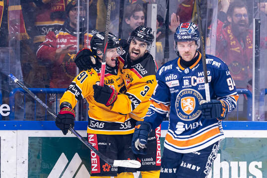Luleås Brian O'Neill och Frederic Allard jublar