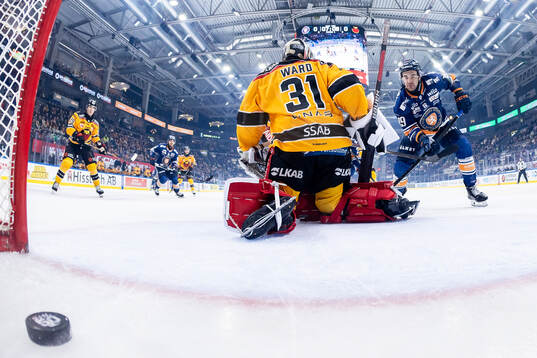 Växjös Reid Gardiner gör mål 1-0 bakom Luleås målvakt