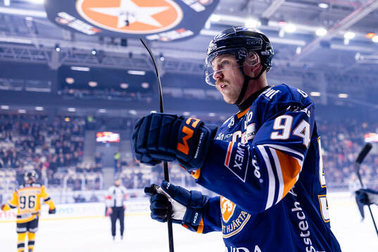 Växjös Joel Persson jublar