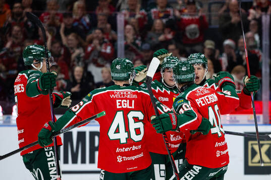Frölundas Max Friberg jublar med lagkamrater