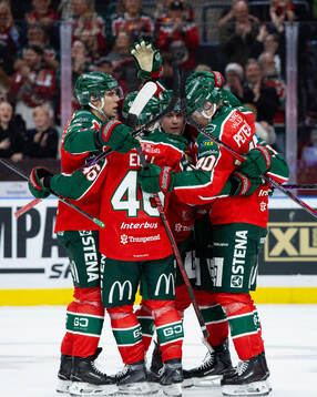 Frölundas Max Friberg jublar med lagkamrater