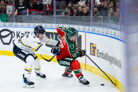 HV71s Hugo Pettersson och Frölundas Max Friberg