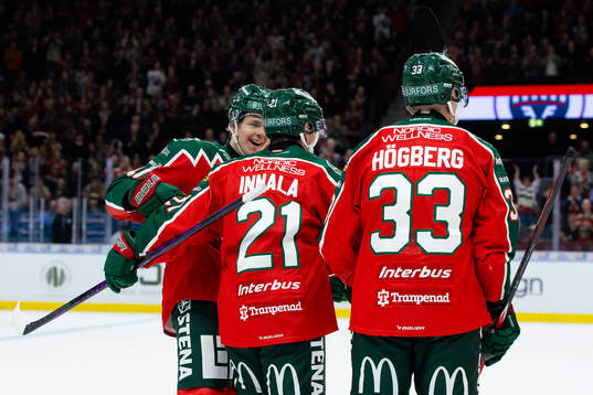 Frölundas Jere Innala jublar ihop med Noah Dower Nilsson
