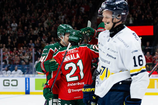 Frölundas Jere Innala jublar ihop med Noah Dower Nilsson