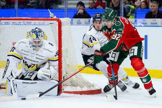Frölundas Filip Cederqvist mot HV71s målvakt Lassi
